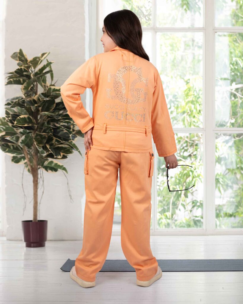 کت و شلوار کتان نوجوان رنگ گلبهی نمای پشت