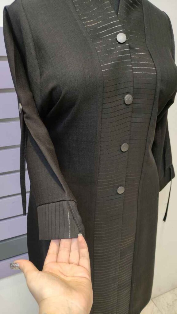 مانتو سایز بزرگ جلو دکمه مشکی مجلسی